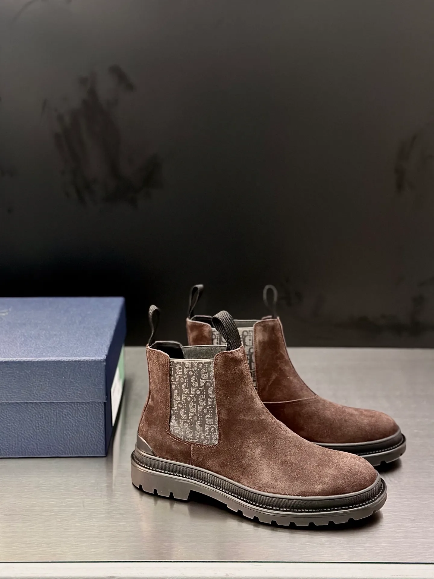 Men's shoes 💰920 Dior Dior high-top sneakers, top-quality goods produced in Dongguan, show version, leading counter trial style, Nappa cowhide material, light and breathable, soft and comfortable, easier to put on and take off, calfskin leather edging, distinctive sports style, genuine leather tongue Dior letter badge, showing the brand style, lightweight embossed pattern rubber sole, light and genuine leather feet, with original packaging Size: 39-40-41-42-43-44 (45, 46 customized) leather shoe size